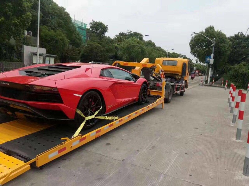 天津上门搭电更换汽车电瓶蓄电池，流动补胎换胎拖车快修