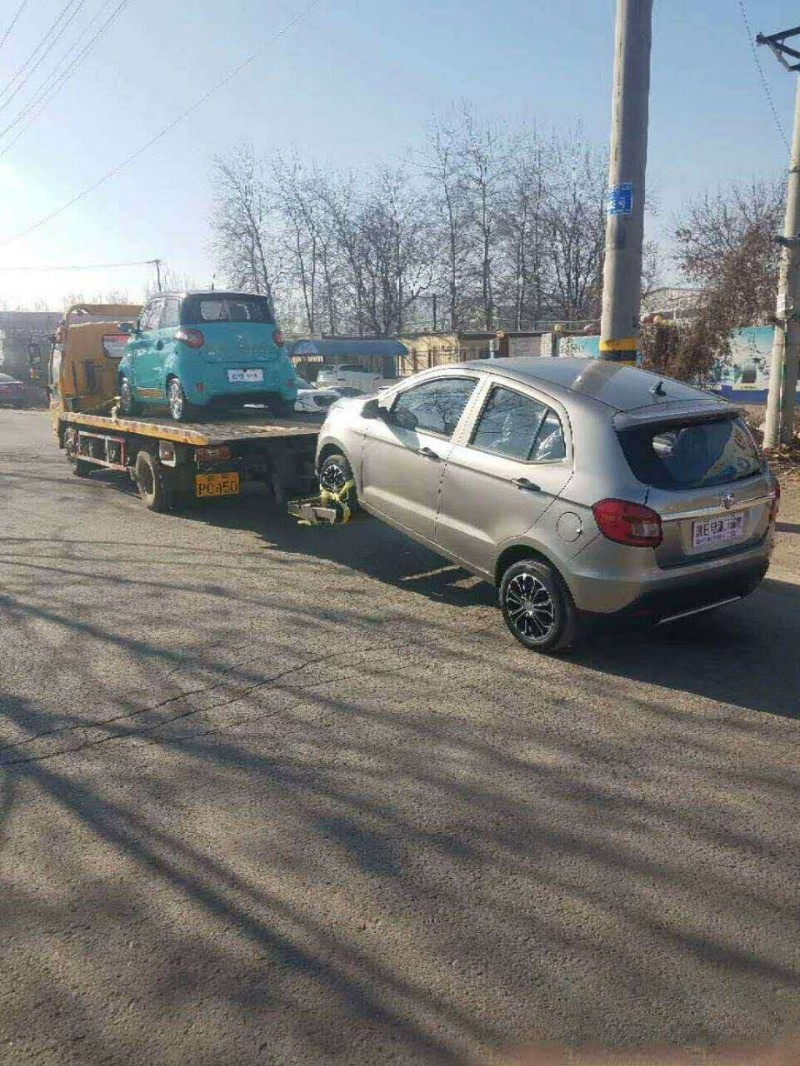 天津上门搭电更换汽车电瓶蓄电池，流动补胎换胎拖车快修