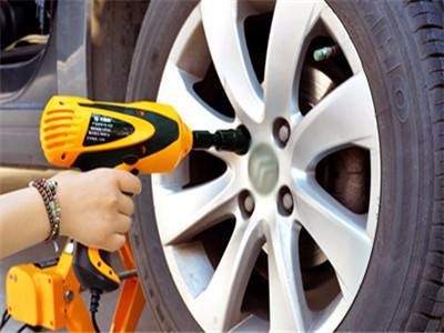 哈尔滨紧急拖车 24小时流动补胎 电瓶更换