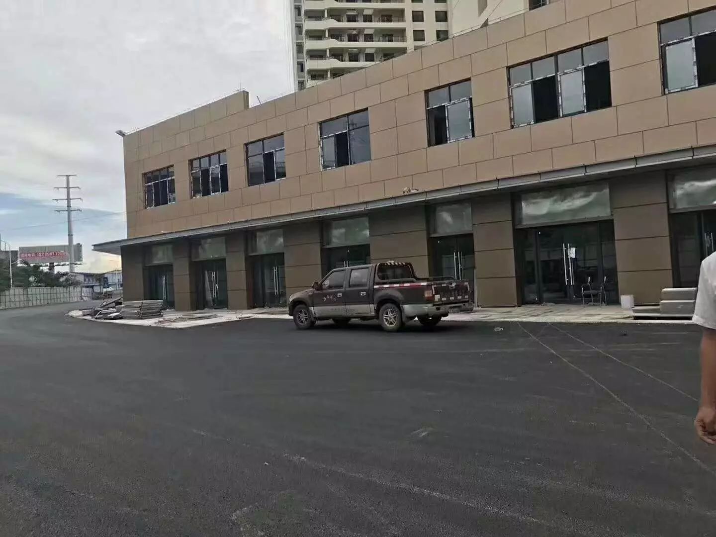 喜盈门旁吾悦广场一楼临街商铺.人流量大.一铺养三代