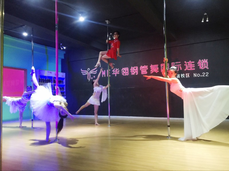 成都专业成人爵士舞钢管舞教练培训包分配